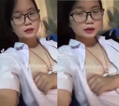 Chơi em học sinh bướm có vài cọng lông